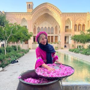 Shabnam Gholikhani Instagram - گفتن موقع ريختن گل براي گلاب گيري آرزو كن:
الهي حال دل همه مردم ايران خوب باشد🙏🏼

#گلاب_گيري_كاشان #خانه_عامريها
#شبنم_قلی_خانی #كاشان 
#shabnamgholikhani #historical