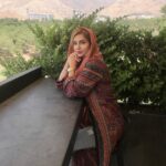 Shabnam Gholikhani Instagram - _ چرا خوشبخت بودن مشکل است؟! چون از رها کردن چیزهایی که باعث غمگینی ما می شود، سرباز می زنیم ! چون کلید خوشبختی خودمان را، در جیب دیگران قرار داده ایم و باور نداریم که كليد خوشبختی ما در دستان خودماست! 🗝 کلید خوشبختی، درک این واقعیت است که آنچه برای شما رخ می دهد مهم نیست بلکه چگونگی پاسخ شما ست كه اهميت دارد. در حقيقت خوشبخت کسی نیست که مشکلی ندارد بلکه کسی است که با مشکلاتش، مشکلی ندارد...! #خوشبختی #شبنم_قلی_خانی #زندگی_شاد #shabnamgholikhani #life