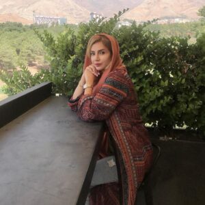 Shabnam Gholikhani Instagram - _ چرا خوشبخت بودن مشکل است؟!

چون از رها کردن چیزهایی که
باعث غمگینی ما می شود، سرباز می زنیم ! 

چون کلید خوشبختی خودمان را، در جیب دیگران قرار داده ایم و باور نداریم که كليد خوشبختی ما در دستان خودماست!

🗝 کلید خوشبختی، درک این واقعیت است که آنچه برای شما رخ می دهد مهم نیست بلکه چگونگی پاسخ شما ست كه اهميت دارد.
در حقيقت خوشبخت کسی نیست که مشکلی ندارد بلکه کسی است که با مشکلاتش، مشکلی ندارد...!
#خوشبختی
#شبنم_قلی_خانی #زندگی_شاد 
#shabnamgholikhani #life
