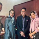Shabnam Gholikhani Instagram - ترانه هاي شرقي به ايستگاه آخر در سال ١٤٠٠ رسيد و كلي خاطرات شيرين و لحظات ناب برايمان به يادگار گذاشت. #تئاتر #تئاتربازها #شبنم_قلی_خانی #ترانه_هاي_شرقي #حجت_اشرف_زاده