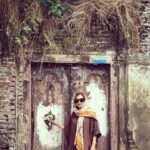 Shabnam Gholikhani Instagram - سفر مارا جای تازه ایی نمی برد ، جای قبلی را برایمان تازه میکند، بعد از سفر میفهمی خانه ایی که در آن زندگی میکنی نور کافی ندارد! دلت میخواهد همه چیز را عوض کنی… #سفر #رشت_گیلان #کتاب_خوب #شبنم_قلی_خانی #shabnamgholikhani #travel