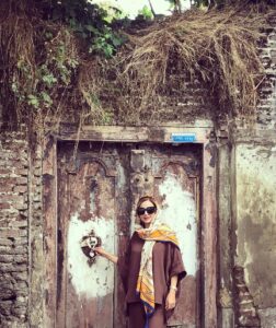 Shabnam Gholikhani Instagram - سفر مارا جای تازه ایی نمی برد ، جای قبلی را برایمان تازه میکند، بعد از سفر میفهمی خانه ایی که در آن زندگی میکنی نور کافی ندارد! دلت میخواهد همه چیز را عوض کنی… #سفر #رشت_گیلان #کتاب_خوب #شبنم_قلی_خانی #shabnamgholikhani #travel