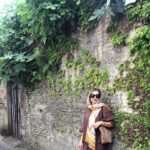 Shabnam Gholikhani Instagram - سفر مارا جای تازه ایی نمی برد ، جای قبلی را برایمان تازه میکند، بعد از سفر میفهمی خانه ایی که در آن زندگی میکنی نور کافی ندارد! دلت میخواهد همه چیز را عوض کنی… #سفر #رشت_گیلان #کتاب_خوب #شبنم_قلی_خانی #shabnamgholikhani #travel