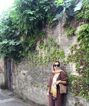 Shabnam Gholikhani Instagram - سفر مارا جای تازه ایی نمی برد ، جای قبلی را برایمان تازه میکند، بعد از سفر میفهمی خانه ایی که در آن زندگی میکنی نور کافی ندارد!
دلت میخواهد همه چیز را عوض کنی…

#سفر #رشت_گیلان #کتاب_خوب #شبنم_قلی_خانی 
#shabnamgholikhani #travel