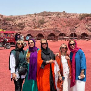 Shabnam Gholikhani Instagram - جزیره زیبای هرمز با دوستان عزیزم❤️
#هرمز #شبنم_قلی_خانی #فریباکوثری #شهرزاد_کمال_زاده