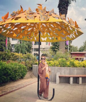 Shabnam Gholikhani Instagram - سفر مارا جای تازه ایی نمی برد ، جای قبلی را برایمان تازه میکند، بعد از سفر میفهمی خانه ایی که در آن زندگی میکنی نور کافی ندارد!
دلت میخواهد همه چیز را عوض کنی…

#سفر #رشت_گیلان #کتاب_خوب #شبنم_قلی_خانی 
#shabnamgholikhani #travel