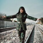 Shabnam Gholikhani Instagram - 🍃 🌸 خوشبختی چیزی نیست که بخواهی آن را به تملک خود درآوری خوشبختی کیفیتِ تفکر است حالت روحی‌ست‌،خوشبختی وابسته به جهان درون توست. چقدر با اين مطلب موافقي؟؟☝🏼 #شبنم_قلی_خانی #خوشبختی #زندگي_شاد #shabnamgholikhani #life @studiodeera پشت صحنه #سريال #قصه_هزار_افسون كارگردان:سعيد_عباسي
