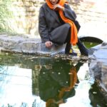 Shabnam Gholikhani Instagram - برای شفای زخم‌های عاطفی، راهی جز بخشش وجود ندارد. ببخش آن‌هایی را که به تو صدمه زده‌اند؛ حتی اگر گمان می‌کنی آنچه آن‌ها با تو کرده‌اند غیرقابل بخشش است. تو آن‌ها را می‌بخشی، نه به این دلیل که آن‌ها مستحق بخشش‌اند. تو آن‌ها را می‌بخشی زیرا دوست نداری با یادآوریِ آزار و اذیتِ آن‌ها خود را رنجیده خاطر کنی. وقتی زخمی را لمس می‌کنی و احساس درد نمی‌کنی، بدان که به معنای حقیقیِ کلمه، بخشیده‌ای. دیگران را ببخش، آنگاه شاهدِ معجزه‌هایی بزرگ در زندگیِ خود خواهی بود. خود را نیز ببخش، همه‌ی خطاهای خود را ببخش. #شبنم_قلی_خانی #بخشش #زندگی_شاد #shabnamgholikhani #life @amirrezarayati1 📸