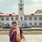 Shabnam Gholikhani Instagram - سفر مارا جای تازه ایی نمی برد ، جای قبلی را برایمان تازه میکند، بعد از سفر میفهمی خانه ایی که در آن زندگی میکنی نور کافی ندارد! دلت میخواهد همه چیز را عوض کنی… #سفر #رشت_گیلان #کتاب_خوب #شبنم_قلی_خانی #shabnamgholikhani #travel