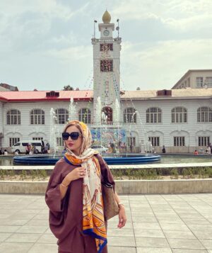 Shabnam Gholikhani Instagram - سفر مارا جای تازه ایی نمی برد ، جای قبلی را برایمان تازه میکند، بعد از سفر میفهمی خانه ایی که در آن زندگی میکنی نور کافی ندارد!
دلت میخواهد همه چیز را عوض کنی…

#سفر #رشت_گیلان #کتاب_خوب #شبنم_قلی_خانی 
#shabnamgholikhani #travel