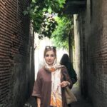 Shabnam Gholikhani Instagram - سفر مارا جای تازه ایی نمی برد ، جای قبلی را برایمان تازه میکند، بعد از سفر میفهمی خانه ایی که در آن زندگی میکنی نور کافی ندارد! دلت میخواهد همه چیز را عوض کنی… #سفر #رشت_گیلان #کتاب_خوب #شبنم_قلی_خانی #shabnamgholikhani #travel