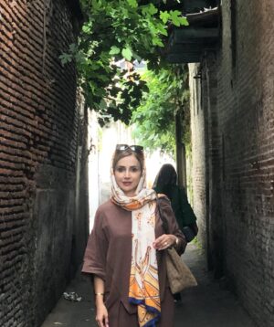 Shabnam Gholikhani Instagram - سفر مارا جای تازه ایی نمی برد ، جای قبلی را برایمان تازه میکند، بعد از سفر میفهمی خانه ایی که در آن زندگی میکنی نور کافی ندارد!
دلت میخواهد همه چیز را عوض کنی…

#سفر #رشت_گیلان #کتاب_خوب #شبنم_قلی_خانی 
#shabnamgholikhani #travel