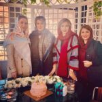Shabnam Gholikhani Instagram - چه حسی بهتر از داشتن عزیزانی که همیشه لطفشان شامل حالم شده ، خانواده ام، دوستانم، همکارانم ، هنرجویانم و فن پیج های با محبتم که از یک هفته پیش من را شرمنده کردند ، عکسها را به احترام خاطره این یک هفته با شما شریک میشوم. #آبانماهی #آبان۱۴۰۰ #شبنم_قلی_خانی #دوستان_خوب #فن_پیج #هنرجویان_تئاتر #مادرانه #shabnamgholikhani @amirrezarayati1 📸