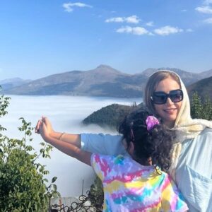 Shabnam Gholikhani Instagram - آدم های منفی به پیچ و خم جاده می اندیشند

و آدم های مثبت به زیبایی های طول جاده…

عاقبت هر دو ممکن است به مقصد  برسند،

اما یکی با حسرت و دیگری با لذت!

امید بی پایان تنها توشه ماست❤️
#امید#زندگی #شبنم_قلی_خانی 
#shabnamghilikhani #life #