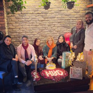 Shabnam Gholikhani Instagram - چه حسی بهتر از داشتن عزیزانی که همیشه لطفشان شامل حالم شده ، خانواده ام، دوستانم، همکارانم ، هنرجویانم و فن پیج های با محبتم که از یک هفته پیش من را شرمنده کردند ، عکسها را به احترام خاطره این یک هفته با شما شریک میشوم.
#آبانماهی #آبان۱۴۰۰ #شبنم_قلی_خانی #دوستان_خوب #فن_پیج #هنرجویان_تئاتر #مادرانه
#shabnamgholikhani 
@amirrezarayati1 📸