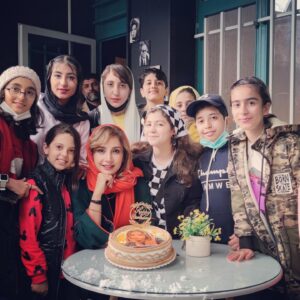 Shabnam Gholikhani Instagram - چه حسی بهتر از داشتن عزیزانی که همیشه لطفشان شامل حالم شده ، خانواده ام، دوستانم، همکارانم ، هنرجویانم و فن پیج های با محبتم که از یک هفته پیش من را شرمنده کردند ، عکسها را به احترام خاطره این یک هفته با شما شریک میشوم.
#آبانماهی #آبان۱۴۰۰ #شبنم_قلی_خانی #دوستان_خوب #فن_پیج #هنرجویان_تئاتر #مادرانه
#shabnamgholikhani 
@amirrezarayati1 📸