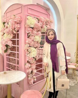 Shabnam Gholikhani Instagram - هيچ مسيري براي شادماني نيست
شادماني خود مسير است💜

باورتون ميشه كمتر از يك ماهه ديگه سال نو ميشه🤗

#شبنم_قلی_خانی #بازيگر #زندگي_شاد 
#shabnamgholikhani #advertising #acting