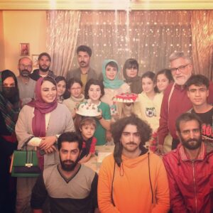 Shabnam Gholikhani Instagram - چه حسی بهتر از داشتن عزیزانی که همیشه لطفشان شامل حالم شده ، خانواده ام، دوستانم، همکارانم ، هنرجویانم و فن پیج های با محبتم که از یک هفته پیش من را شرمنده کردند ، عکسها را به احترام خاطره این یک هفته با شما شریک میشوم.
#آبانماهی #آبان۱۴۰۰ #شبنم_قلی_خانی #دوستان_خوب #فن_پیج #هنرجویان_تئاتر #مادرانه
#shabnamgholikhani 
@amirrezarayati1 📸