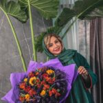 Shabnam Gholikhani Instagram - درختان قدرت فراوانی دارند. درختان غیر از آنکه دی اکسید کربن را به اکسیژن تبدیل می کنند، این توان را دارند که انرژی منفی را جذب کرده و به انرژی مثبت تبدیل کنند. 🌲ریشه درختان به عمق زمین می رود و هرچه این ریشه ها عمیق تر باشد، بیشتر سر به آسمان می کشند. آنها انرژی زمین را جذب کرده و انرژی کیهانی را از آسمان دریافت می کنند. درختان از نظرمعنوی درمیان گیاهان، پیشرفته ترین اند. 🌺اگر زبان درختان را درک کنید، می توانید با آنها وارد ارتباط شوید. آنها کمک می کنند کانالهای انرژی شما باز شوند و آرامش ، حضور و سرزندگی به شما می دهند. شما نیزمی توانید برای آنها مفید باشید و با حذف انسدادها و بخش های مرده درختان به آنها کمک کنید. مثل هر رابطه دیگری ، شما از یکدیگر نفع می برید . به درختان احترام بگذاریم🌴🌳🌲 #شبنم_قلی_خانی #طبیعت_سبز #انرژی_حیاتی #shabnamgholikhani #nature #enerji