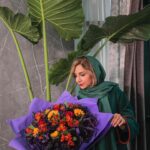 Shabnam Gholikhani Instagram - درختان قدرت فراوانی دارند. درختان غیر از آنکه دی اکسید کربن را به اکسیژن تبدیل می کنند، این توان را دارند که انرژی منفی را جذب کرده و به انرژی مثبت تبدیل کنند. 🌲ریشه درختان به عمق زمین می رود و هرچه این ریشه ها عمیق تر باشد، بیشتر سر به آسمان می کشند. آنها انرژی زمین را جذب کرده و انرژی کیهانی را از آسمان دریافت می کنند. درختان از نظرمعنوی درمیان گیاهان، پیشرفته ترین اند. 🌺اگر زبان درختان را درک کنید، می توانید با آنها وارد ارتباط شوید. آنها کمک می کنند کانالهای انرژی شما باز شوند و آرامش ، حضور و سرزندگی به شما می دهند. شما نیزمی توانید برای آنها مفید باشید و با حذف انسدادها و بخش های مرده درختان به آنها کمک کنید. مثل هر رابطه دیگری ، شما از یکدیگر نفع می برید . به درختان احترام بگذاریم🌴🌳🌲 #شبنم_قلی_خانی #طبیعت_سبز #انرژی_حیاتی #shabnamgholikhani #nature #enerji