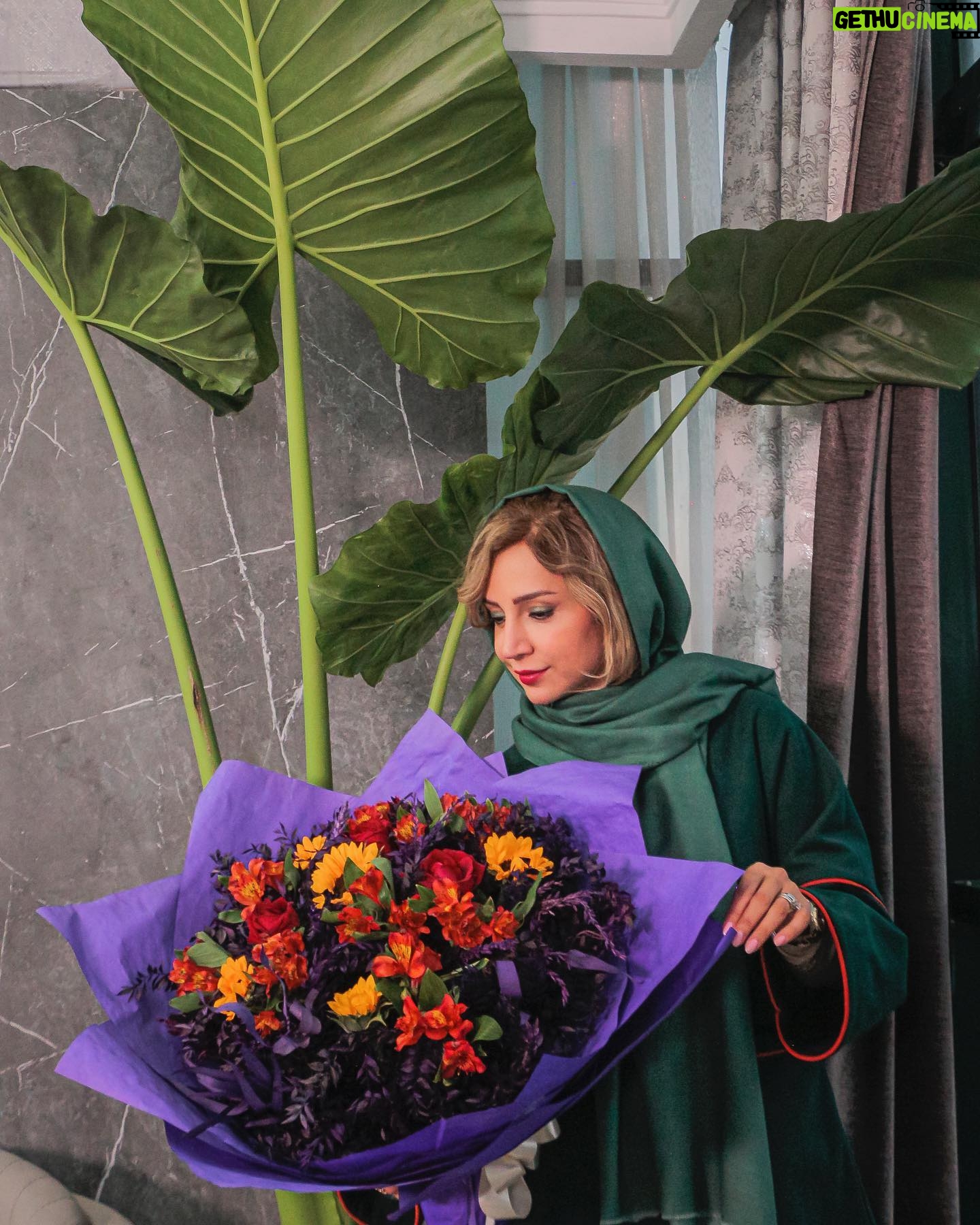 Shabnam Gholikhani Instagram - درختان قدرت فراوانی دارند. درختان غیر از آنکه دی اکسید کربن را به اکسیژن تبدیل می کنند، این توان را دارند که انرژی منفی را جذب کرده و به انرژی مثبت تبدیل کنند. 🌲ریشه درختان به عمق زمین می رود و هرچه این ریشه ها عمیق تر باشد، بیشتر سر به آسمان می کشند. آنها انرژی زمین را جذب کرده و انرژی کیهانی را از آسمان دریافت می کنند. درختان از نظرمعنوی درمیان گیاهان، پیشرفته ترین اند. 🌺اگر زبان درختان را درک کنید، می توانید با آنها وارد ارتباط شوید. آنها کمک می کنند کانالهای انرژی شما باز شوند و آرامش ، حضور و سرزندگی به شما می دهند. شما نیزمی توانید برای آنها مفید باشید و با حذف انسدادها و بخش های مرده درختان به آنها کمک کنید. مثل هر رابطه دیگری ، شما از یکدیگر نفع می برید . به درختان احترام بگذاریم🌴🌳🌲 #شبنم_قلی_خانی #طبیعت_سبز #انرژی_حیاتی #shabnamgholikhani #nature #enerji