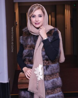Shabnam Gholikhani Instagram - اکران اولین قسمت سریال جیران به کارگردانی استادم #حسن_فتحی و قلم بی نظیر #احسان_جوانمرد و تهیه کنندگی #اسماعیل_عفیفه 
خسته نباشید به تمام عوامل این سریال بی نظیر به خصوص بازیگران هنرمندش👌🏼🎞🎬📹
#شبنم_قلی_خانی #سريال #فيلم 
#shabnamgholikhani #directing #acting #film #series
