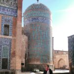 Shabnam Gholikhani Instagram - بماند به یادگار از سفر یک روزه من به شهر زیبای اردبیل👌🏼 بقعه شیخ صفی‌الدین اردبیلی شاهکاری از هنر و معماری ایرانی محسوب می‌شود که محل دفن شیخ صفی، شاه اسماعیل و تعدادی از صاحب‌منصبان دوره صفوی است. این مجموعه منحصربه‌فرد در سال ۱۳۱۰ در میان آثار ملی ایران قرار گرفت و تنها اثر ثبت جهانی اردبیل به شمار می‌رود که در سال ۲۰۱۰ میلادی (۱۳۸۹ هجری شمسی) در فهرست میراث جهانی یونسکو به ثبت رسید. #اردبیل #بقعه_شیخ_صفی_الدین_اردبیلی #شبنم_قلیخانی #shabnamgholikhani #ardebil