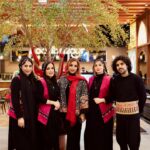 Shabnam Gholikhani Instagram - یلدای امسال با اجرای تئاتر یادگار نیاکان با هنرجویان قدیمی و با استعدادم نویسنده: مجتبی قربانی کارگردان: شبنم قلیخانی بازیگران : فاطمه غفاری، شادی حیرت پور،ندا سهرابیان و مجتبی قربانی با تشکر ویژه از تیم حرفه ایی آرت بازار که باعث شروع این رخداد فرهنگی شدند. @nima.zarin 📸 @aaban.academy @artbazaardubai @fatemeghaffariofficial @mojtaba._.ghorbanii @s.nedasohrabian @sch_heydai