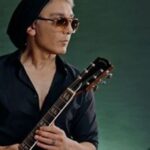 Shadmehr Aghili Instagram - . ببین هر طرف هم که میرم میرسه بهت مسیرم! آهنگ “پیش تو” ورژن آکوستیک تقدیم به شما عزیزان @shadmehr.concert @shadmehrofficialfanpage @amiralibahadori @miladhashemi @diggi.tv @sajadalizade_official
