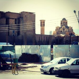 Shaghayegh Farahani Instagram - خانه‌ی بروجردی ها کاشان موزه و شاهکار معماری ایران از نظر محبوبیت جاذبه توریستی در سال 2015 و 2016 به عنوان انتخاب برتر سازمان جهانی یونسکو در نوبت ثبت جهانی قرار گرفته است این روزها به دلیل ساخت وسازهای عجیب در معرض خطر و نابودی است،وزارت میراث فرهنگی و شورای عالی معماری پاسخ دهند ایا اینجا مجوز داده شده و اگر ندادند چرا هیچ جلوگیری نمی شود؟