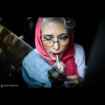Shaghayegh Farahani Instagram - . آغاز فیلمبرداری فیلم کوتاه «عشق قرنطینه نمیشود» با بازی فهمیه رحیم‌نیا . فیلمبرداری فیلم کوتاه «عشق قرنطینه نمیشود» به کارگردانی و تهیه‌کنندگی ژینوس پدرام با بازی فهیمه رحیم‌نیا و رعایت تمام پروتکل‌های بهداشتی ستاد مبارزه با کرونا در لوکیشنی در تهران آغاز شد. فیلمنامه براساس طرحی از آرش دهقان شاد نوشته شده است که تمی عاشقانه دارد. . ژینوس پدرام، کارگردان و تدوینگر سینماست که پیش از این تدوین فیلم‌هایی همچون انیمیشن «آخرین داستان»، «عادت نمی‌کنیم»، «یحیی سکوت نکرد»، «ایتالیا ایتالیا»، «پیلوت» و «خانه کاغذی» را برعهده داشته است.همچنین او سابقه ساخت چند فیلم کوتاه را در کارنامه‌اش دارد و فیلم کوتاه «عشق قرنطینه نمیشود» چهارمین فیلم کوتاهی است که او کارگردانی می‌کند. . عوامل سازنده این فیلم کوتاه عبارتند از: نویسنده وکارگردان و تهیه کننده: ژینوس پدرام، طرح فیلمنامه: آرش دهقان شاد، دستیار اول و برنامه ریز: سعید سیری، مجری طرح: وحید مشاری، مدیر تولید: جواد راهزانی،مدیر فیلمبرداری: شهرام نجاریان، طراح صحنه و لباس: امین جهانی، طراح گریم: وحدت سرچونی، صدابردار: هادی بهشتی، مدیر تدارکات: پژمان ذوالقدری،منشی صحنه: پونه خامین، عکاس: حسین حاجی بابایی، مدیر روابط عمومی: زهرا نجفی، جلوه‌های ویژه کامپیوتری: مجید خادمیان. #فیلم_کوتاه #ژینوس_پدرام #فهیمه_رحیم_نیا #عشق_قرنطینه_نمیشود #کرونا @zhinous.pedram