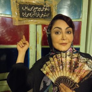 Shaghayegh Farahani Instagram - .
شقایق و آذرخش فراهانی بازیگر «مهمانی از کارائیب» شدند/ ویدیوی تست لباس و گریم
.
به گزارش مشاور رسانه‌ای پروژه، #شقایق_فراهانی همراه با برادرش #آذرخش_فراهانی در فیلم سینمایی #مهمانی_از_کارائیب به کارگردانی #بهزاد_فراهانی، سرمایه گذاری امیرخانی و تهیه‌کنندگی #شهرام_گیل_آبادی به ایفای نقش می‌پردازند.
.
«مهمانی از کارائیب» اولین تجربه فراهانی در مقام کارگردانی است که قصه‌ای عاشقانه را روایت می‌کند. فراهانی فیلمنامه این اثر را بر اساس رمان «مهمانی از کارائیب – شبی با کاسترو» به قلم خودش نوشته و حمیدرضا قطبی نیز به عنوان مشاور کارگردان او را همراهی کرده است. 
.
تاکنون رضا بابک، شقایق فراهانی و آذرخش فراهانی مقابل دوربین مرتضی پورصمدی رفته‌اند و بازیگران متعدد دیگری نیز در ادامه کار به جمع هنرمندان این اثر عاشقانه اضافه خواهند شد.
لوکیشن اصلی این فیلم در فضا و موقعیتی مملو از صمیمیت و مهربانی معماری ایرانی است و احساسی عاشقانه را در فضای دیداری ایجاد می‌کند.
.
شهرام متولی‌باشی مدیر صدابرداری، محسن صادقی‌نسب سرپرست گروه کارگردانی، مهدی سهرابی دستیار یک کارگردان و برنامه‌ریز، نوید فرح‌مرزی طراح چهره‌پردازی، مرجان گلزار طراح صحنه و لباس، جواد راهزانی مدیر تولید، رویا بابابیگی منشی صحنه، احسان میقانی مدیر تدارکات، حبیب مجیدی عکاس، مهدی گودرزی فیلمبردار پشت صحنه و مریم قربانی نیا مشاور رسانه‌ای این فیلم هستند.

در خلاصه داستان «مهمانی از کارائیب» آمده است: «خیاطی کارکشته عاشق بانویی شده که همسرش را اعدام كرده‌اند. خياط به دلیل دلبستگی به رفاقت با دوستش، شجاعت بیان این عاشقانگی را ندارد و بانو نیز به دلیل وفاداری به شوی رفته‌اش دهان می‌بندد و دل را لجام می‌زند. این عشق پنهان داستان ناتمام بسیاری از مردان و زنان شرقى است؛ عشق‌هايى كه سرانجامش را باید در فلسفه شرق جست...».

: 
@mehmani_az_caraib
.
@shahramgilabadi
@behzad_farahani_orginal
@babakreza20
@shaghayeghfarahani
@azarakhsh1
@javad_ra