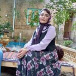 Shaghayegh Farahani Instagram - . شقایق و آذرخش فراهانی بازیگر «مهمانی از کارائیب» شدند/ ویدیوی تست لباس و گریم . به گزارش مشاور رسانه‌ای پروژه، #شقایق_فراهانی همراه با برادرش #آذرخش_فراهانی در فیلم سینمایی #مهمانی_از_کارائیب به کارگردانی #بهزاد_فراهانی، سرمایه گذاری امیرخانی و تهیه‌کنندگی #شهرام_گیل_آبادی به ایفای نقش می‌پردازند. . «مهمانی از کارائیب» اولین تجربه فراهانی در مقام کارگردانی است که قصه‌ای عاشقانه را روایت می‌کند. فراهانی فیلمنامه این اثر را بر اساس رمان «مهمانی از کارائیب – شبی با کاسترو» به قلم خودش نوشته و حمیدرضا قطبی نیز به عنوان مشاور کارگردان او را همراهی کرده است. . تاکنون رضا بابک، شقایق فراهانی و آذرخش فراهانی مقابل دوربین مرتضی پورصمدی رفته‌اند و بازیگران متعدد دیگری نیز در ادامه کار به جمع هنرمندان این اثر عاشقانه اضافه خواهند شد. لوکیشن اصلی این فیلم در فضا و موقعیتی مملو از صمیمیت و مهربانی معماری ایرانی است و احساسی عاشقانه را در فضای دیداری ایجاد می‌کند. . شهرام متولی‌باشی مدیر صدابرداری، محسن صادقی‌نسب سرپرست گروه کارگردانی، مهدی سهرابی دستیار یک کارگردان و برنامه‌ریز، نوید فرح‌مرزی طراح چهره‌پردازی، مرجان گلزار طراح صحنه و لباس، جواد راهزانی مدیر تولید، رویا بابابیگی منشی صحنه، احسان میقانی مدیر تدارکات، حبیب مجیدی عکاس، مهدی گودرزی فیلمبردار پشت صحنه و مریم قربانی نیا مشاور رسانه‌ای این فیلم هستند. در خلاصه داستان «مهمانی از کارائیب» آمده است: «خیاطی کارکشته عاشق بانویی شده که همسرش را اعدام كرده‌اند. خياط به دلیل دلبستگی به رفاقت با دوستش، شجاعت بیان این عاشقانگی را ندارد و بانو نیز به دلیل وفاداری به شوی رفته‌اش دهان می‌بندد و دل را لجام می‌زند. این عشق پنهان داستان ناتمام بسیاری از مردان و زنان شرقى است؛ عشق‌هايى كه سرانجامش را باید در فلسفه شرق جست...». : @mehmani_az_caraib . @shahramgilabadi @behzad_farahani_orginal @babakreza20 @shaghayeghfarahani @azarakhsh1 @javad_ra