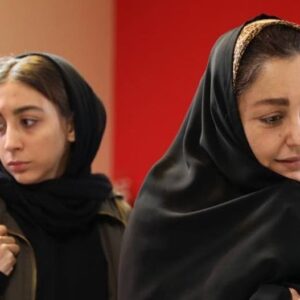 Shaghayegh Farahani Instagram - فیلمی با بازی شقایق فراهانی لاله اسکندری، و...
«پروانه» آماده نمایش شد
فیلم کوتاه «پروانه» با اتمام کامل مراحل فنی برای حضور در فستیوال‌های خارجی آماده نمایش شده است.
به گزارش مشاور رسانه‌ای پروژه، مراحل فنی فیلم کوتاه «پروانه» ساخته مسعود حقی و به تهیه‌کنندگی سجاد مرادی به تازگی به اتمام رسیده و این فیلم قرار است در چند فستیوال مطرح خارجی به نمایش درآید. فیلمبرداری این فیلم اواخر زمستان سال گذشته در تهران انجام شد ولی با توجه به شیوع ویروس کرونا، مراحل فنی مقداری با تعویق به پایان رسید.
شقایق فراهانی، لاله اسکندری، روژین صدرزاده بازیگران اصلی این فیلم کوتاه هستند. 
این فیلم مضمونی اجتماعی دارد و داستانش درباره دختری به نام پروانه است که چند ماهی در خود فرو رفته و حرفی نمی‌زند. او سرانجام با همراهی مشاور روانپزشک خود پرده از رازی برمی‌دارد که خط اصلی داستان فیلم را تشکیل می‌دهد.
«پروانه» اولین ساخته مسعود حقی محسوب می‌شود که پیش از این به عنوان دستیار کارگردان و برنامه‌ریز با کارگردانان مطرحی چون حسن فتحی، فریدون فرهودی، قاسم جعفری، علیرضا فرید و... تجربه همکاری داشته است. وی فعالیت هنری خود را از سال ۷۱ از تئاتر آغاز کرد و چندین نمایش را نیز به عنوان بازیگر و کارگردان روی صحنه برد و در بسیاری از مجموعه‌های تلویزیونی نیز به عنوان دستیار کارگردان و برنامه‌ریز حضور داشته است.
دیگر عوامل «پروانه» عبارتند از: نویسندگان: مهیار محمودیه، مهران مرادی، مدیر فیلمبرداری: ابوالفضل نباتی، طراح گریم: مهیاد میّمی، مدیر صدابرداری: علی کاظمی، طراح صحنه و لباس: شهرام غدیری، مدیر برنامه‌ریزی: اتا حسینی، منشی صحنه: مژگان طاهرپور، دستیار کارگردان: پیمان جمشیدی، مشاور رسانه‌ای: امین اعتمادی‌مجد، عکاس و تصویربردار پشت صحنه: پوریا نوری، مدیر تولید: حامد مرادی، جانشین تولید: حسین شاکری، تدوینگر: روزبه کلباسی، طراحی و ترکیب صدا: نسیم اشرفیان، آهنگساز: رضا خسروی، مدیر تدارکات: عباس خدیری، مشاور فیلمنامه: دکتر اعظم برهان، دستیاران فیلمبردار: اشکان کلهری، حسین درویشی، دستیار نور: مسعود معصومی، طراح پوستر: علی امیری، پخش خارجی: سولماز اعتماد، ترجمه: حسن شرف‌الدین، زیرنویس: رضا تاریوردی، دستیار تدوین: محمد بیات، مجری گریم: فریبا مالکی، دستیار صحنه: سامان کهزادی، دستیار لباس: سحر تیموری، دستیار صدا: متین فروزمند، گروه تدارکات: ارکان تیموری، محمد غلامیان، سایر بازیگران: عسل عرب، اَتا حسینی، ماریا نارویی، غلامحسین فراهانی، حدیث کاملی، حمل و نقل: غلامرضا بندار، همایون بندار، هادی کریمی، سینه موبی