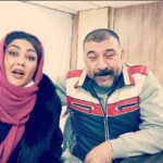 Shaghayegh Farahani Instagram - . چرا خداحافظی کردن با علی انصاریان سخت‌تر است؟ چون او در تمام صحنه‌هایی که ما با دیگران تجربه کردیم، تفاوت ایجاد کرد. از کلیشه‌ها پیروی نکرد. از ته دل خندید. حرف‌های «قلمبه سلمبه» نزد تا ادای آدم‌های چیز فهم را در بیاورد. به مادرش می‌گفت «ننه» ولی اهل «ننه من غریبم» بازی‌کردن نبود. در دو تیم رقیب بازی کرد، ولی هواداران و تماشاگران را اذیت نکرد و برای ما به زیباترین و ملیح‌ترین حالتی که ممکن بود، «سخن بزرگان» را به مسخره گرفت. «علی» مثل خودش بود. یک آدم «از ته دل» با همه چیز همراه. از آن‌ها که مدت‌هاست جامعه‌ی ایران تربیت نمی‌کند. یکی شبیه «فردین» در فیلم‌های فارسی. «بزن‌بهادری» که آزارش به یک مورچه هم نرسیده است. بچه‌ی با معرفت جنوب شهر که حالا دیگر نه از معرفتش اثری باقی‌مانده و نه از مرامش. پشت صحنه ایی از فیلم " قطع فوری " را به اشتراک گذاشتم به رسم یادگار . روحش در آرامش 🙏🖤 #علی_انصاریان