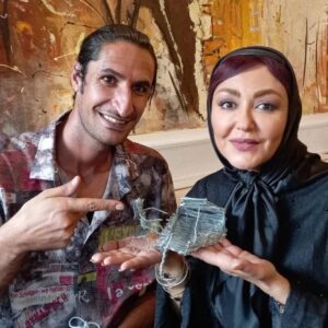 Shaghayegh Farahani Instagram - شیش یا هفت سالم بود که مادرم منو می برد هنرستان موسیقی که پیانو یاد بگیرم بزنم . یادمه یک سالن خیلی بزرگ بود . یک پیانو بود و تعداد زیادی صندلی دور تا دور سالن چیده شده بود . معلمم خانم کنعانی بودن . بسیار زن شیک و جدی بود . مهربون هم بودن . همیشه یک لبخند بر لب داشتن . ولی من ازش حساب می بردم . شاگرد ها در سنین مختلف در سالن می نشستن و به پیانو زدن شاگرد قبلی گوش می دادن تا نوبتشون بشه . یادمه من از همه کوچیکتر بودم . شاگرد ها همه نوجوان بودن . همین باعث شده بود من وقتی نوبتم می شد خیلی معذب می شدم . حتی ترس برم می داشت . همین سیستم تدریس موسیقی باعث شده بود از پیانو یاد گرفتن و قرار گرفتن تو اون سالن بزرگ، دیدن سنگینی نگاه ها که حتی  شاید روی عشق هم بوده باشه و از همه و همه  فراری بشم . این شده بود که جلسات کلاس پیانو قبلش  با گریه و دعوا و مر افه و خط و نشون های مادرم برگزار بشه . انقلاب که شد آنجا تعطیل شد . استاد می یومد ن منزلمون . یک پیانوی خیلی خوشکل قهوه ایی رنگ داشتم که به شکلش می نازید ولی صداش اصلا خوب نبود . بازم برای من جای ⁴شکرش باقی بود که به نظر خودم ازون شکنجه گاه راحت شده بودم . تا جنگ شروع شد و استادم از ایران رفتن . ازونجایی که بیش فعال بودم و خیلی شیطون اون سال ها ازینکه از زیر پیانو یاد گرفتن در برم خیلی برام خوشایند بود . گذشت و گذشت و گذشت و ....‌ تا الان که ۵۰ ساله شدم .  دور از جون شما بزرگواران مثل سگ پشیمونم .
 ( ادامه در کامنت )