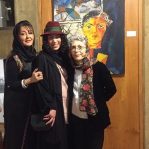 Shaghayegh Farahani Instagram - #مهم_نگاه_توست 
با سلام و عرض ادب 
همكارى،همراهى و مشارکت در يك پروژه هنرى ( مهم نگاه توست ) عنوان نمايشگاه نقاشى منه
كانسپت اين نمايشگاه دعوت مردم جهان به صلح و دوستى است ....
قرار است در كنار نقاشى ها ويديوهايى همزمان در گالرى بنمايش در بيايد و در اون افراد كوچه و بازار ، فرهيختگان و هنرمندان حضور خواهند داشت .
داستان از اين قرار است كه افراد در ويديويى كه از خود گرفته اند تعريف خودشون از زندگى رو بيان ميكنند و در انتها با مكثى يكى دو ثانيه اى جمله ( مهم نگاه توست ) را ميگويند ...
هدف از برپايى اين نمايشگاه و هدف از طراحى اين كانسپت در قدم اول انديشيدن است و در قدم دوم با وجود همه تفاوتها و اختلافها ، دعوت مردم جهان به صلح و دوستى و مهربانى است .

اين نمايشگاه ابتدا در شهر جهانى يزد و بعد از آن در تهران و در نهايت در لس آنجلس برگزار خواهد شد و در ادامه برنامهِ دراز مدتى خواهيم داشت تا در نقاط مختلف دنيا ، هم بصورت فيزيكى و هم مجازى اين نمايشگاه ادامه پيدا كند 
ارادتمند :  مهدى بقائيان

نقاشى هاى فهيمه رحيم نيا . عنوان : موشك باران سال ٦٦_ عنوان : دختر آبى سال ٧٩_