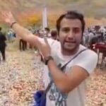 Shaghayegh Farahani Instagram - درختان، یکی از اعجاب‌انگیزترین موجودات زنده‌ای هستند که در کره زمین رشد می‌کنند. آنها این قدرت را دارند که انرژی موجود در نور خورشید را گرفته و با استفاده از دی اکسید کربن هوا تغذیه کنند. درختان با کاهش کربن موجود در هوا و تولید اکسیژن، ریه‌های زمین لقب گرفته‌اند. . یکی از مهم‌ترین جنگل‌های باستانی جهان، جنگل‌های هیرکانی هستند که متاسفانه در نیم قرن گذشته بخش اعظمی از آن را از دست داده‌ایم و کمتر از یک پنجم آن باقی مانده است. ویلا‌سازی، جاده سازی، گردشگری غیر مسئولانه، قاچاق چوب و اخیرا هجوم جمعیت!!! مواردی هستند که به از بین رفتن این جنگل‌های زیبا منجر شده‌اند. . آقای ظهیر طهرانی، از دوستداران محیط زیست که در این فیلم در حال آگاهی رسانی و تلاشی جانانه هستند، زحمات فراوانی بابت حفظ، معرفی و ثبت جهانی گونه‌های کمیاب درختان این جنگل، از جمله درخت انجیلی، ممرز و بلوط جنگلی در سایت‌های گردشگری کشیده‌اند. ایشان دو سال تمام با مسئولین شورای شهر و شهرداری گرگان نشست‌هایی برگزار کرده و برای آنها توضیح داده که چرا انجام چنین مراسمی در این مکان اشتباه است و منابع علمی بسیاری را در اختیار آنها قرار داده است. او از مسئولین قول گرفته بوده که از اجرای این جشنواره در این مکان دست بردارند ولی متاسفانه مسئولین به قولشان پای‌بند نبوده‌اند. . در همه‌جای دنیا برای گردشگران مسیرهای مشخص و ایمنی برای گذر از جنگل تعبیه شده است. این مسیرها ایمنی را هم برای درختان و هم برای گردشگران فراهم می‌کنند. به علاوه، مردم در جنگل زباله نمی‌ریزند. زیرا جریمه‌های بسیار سنگینی برای زباله ریختن در طبیعت اعمال میشود. آنها هنگامی که به جنگل و طبیعت می‌روند بیشتر سعی می‌کنند به صدای طبیعت گوش بدهند و مثل ما بلندگوهای صد کیلویی با خودشان حمل نمی‌کنند؛ و در مجموع مردم سایر کشورها قدر طبیعت و محیط زیستشان را می‌دانند. آنها می‌دانند که حیاتشان در گرو داشتن طبیعتی پاک است چرا که داشتن جامعه سالم با طبیعت سالم ممکن می‌گردد. متاسفانه برگزاری این مراسم در جنگل که می‌توانست به سادگی در سالن همایش‌ها یا سوله‌های ورزشی شهر باشد، باعث لگدکوب شدن نهال‌های جوانی شده که رشد آن‌ها حداقل دوسال طول کشیده است. آن هم در منطقه‌ای از جنگل هیرکانی که تراکم درخت انجیلی بالاست. درختی که به همت آقای طهرانی در معتبرترین سایت‌های گردشگری به عنوان نماد “وحدت” ما ایرانیان ثبت شده است. . ادامه در کامنت اول