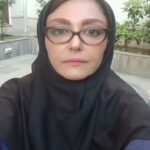 Shaghayegh Farahani Instagram - چهارده سال زندگی زیر سایه مرگ کابوسی است که او این سالها تجربه کرده است، عوارض سه بار رفتن پای چوبه دار یک سکته قلبی است! استرس و بلاتکلیفی این سالها و دست و پا زدن بین مرگ و زندگی، بیماری ام اس را برایش به ارمغان آورده است! دخترانش از کودکانی خردسال در زمان حادثه امروز به جوانی رسیده ودر این چهارده سال تنها و بی پناه روزگار را گذرانده و تنها امیدشان بازگشت پدر به خانه است. او در آستانه قصاص است و اگر تا چند روز آینده مبلغ مورد نظر اولیای دم تامین شود نجات پیدا خواهد کرد شماره حساب 0227650207004 شماره کارت 6037-9981-8072-8593 شبا IR030-170-0000-0022-7650-2070-04 به نام غلامرضا پیکانی- افسون علیمرادیان-شاهدحلاج برای کسب اطلاعات بیشتر می توانید در ساعات اداری با واحدمردمی صلح و سازش مستقر در دادسرای جنایی تهران با شماره ۶۶۶۴٠۶١٩ داخلی ٣٩٧ تماس بگیرید لازم به ذکر است که این حساب از طرف دادسرای جنایی تهران مجوز رسمی دارد #بخشش #قصاص #صلح_یاران #دیه