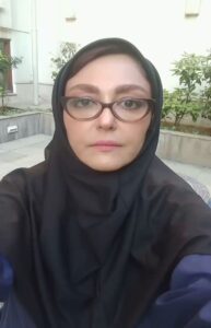 Shaghayegh Farahani Instagram - چهارده سال زندگی زیر سایه مرگ کابوسی است که او این سالها تجربه کرده است، عوارض سه بار رفتن پای چوبه دار یک سکته قلبی است! استرس و بلاتکلیفی این سالها و دست و پا زدن بین مرگ و زندگی، بیماری ام اس را برایش به ارمغان آورده است! دخترانش از کودکانی خردسال در زمان حادثه امروز به جوانی رسیده ودر این چهارده سال تنها و بی پناه روزگار را گذرانده و تنها امیدشان بازگشت پدر به خانه است. او در آستانه قصاص است و اگر تا چند روز آینده مبلغ مورد نظر اولیای دم تامین شود نجات پیدا خواهد کرد شماره حساب 0227650207004 شماره کارت 6037-9981-8072-8593 شبا IR030-170-0000-0022-7650-2070-04 به نام غلامرضا پیکانی- افسون علیمرادیان-شاهدحلاج برای کسب اطلاعات بیشتر می توانید در ساعات اداری با واحدمردمی صلح و سازش مستقر در دادسرای جنایی تهران با شماره ۶۶۶۴٠۶١٩ داخلی ٣٩٧ تماس بگیرید لازم به ذکر است که این حساب از طرف دادسرای جنایی تهران مجوز رسمی دارد #بخشش #قصاص #صلح_یاران #دیه