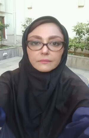 Shaghayegh Farahani Instagram - چهارده سال زندگی زیر سایه مرگ کابوسی است که او این سالها تجربه کرده است، عوارض سه بار رفتن پای چوبه دار یک سکته قلبی است! استرس و بلاتکلیفی این سالها و دست و پا زدن بین مرگ و زندگی، بیماری ام اس را برایش به ارمغان آورده است! دخترانش از کودکانی خردسال در زمان حادثه امروز به جوانی رسیده ودر این چهارده سال تنها و بی پناه روزگار را گذرانده و تنها امیدشان بازگشت پدر به خانه است. او در آستانه قصاص است و اگر تا چند روز آینده مبلغ مورد نظر اولیای دم  تامین شود نجات پیدا خواهد کرد
شماره حساب 
0227650207004 
شماره کارت 
6037-9981-8072-8593
شبا
IR030-170-0000-0022-7650-2070-04
به نام غلامرضا پیکانی- افسون علیمرادیان-شاهدحلاج
برای کسب اطلاعات بیشتر می توانید در ساعات اداری با واحدمردمی صلح و سازش مستقر در دادسرای جنایی تهران با شماره ۶۶۶۴٠۶١٩ داخلی ٣٩٧ تماس بگیرید
لازم به ذکر است که این حساب از طرف دادسرای جنایی تهران مجوز رسمی دارد
#بخشش
#قصاص
#صلح_یاران
#دیه