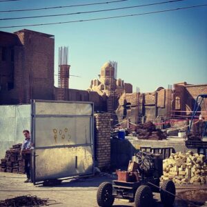 Shaghayegh Farahani Instagram - خانه‌ی بروجردی ها کاشان موزه و شاهکار معماری ایران از نظر محبوبیت جاذبه توریستی در سال 2015 و 2016 به عنوان انتخاب برتر سازمان جهانی یونسکو در نوبت ثبت جهانی قرار گرفته است این روزها به دلیل ساخت وسازهای عجیب در معرض خطر و نابودی است،وزارت میراث فرهنگی و شورای عالی معماری پاسخ دهند ایا اینجا مجوز داده شده و اگر ندادند چرا هیچ جلوگیری نمی شود؟