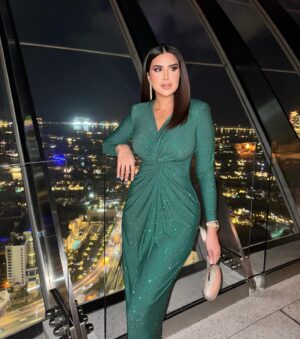 Shahad Al Khattab Instagram - I will feel a glow just thinking of you,
And the way you look tonight ✨

Beautiful dress by @olgacherkasova_design