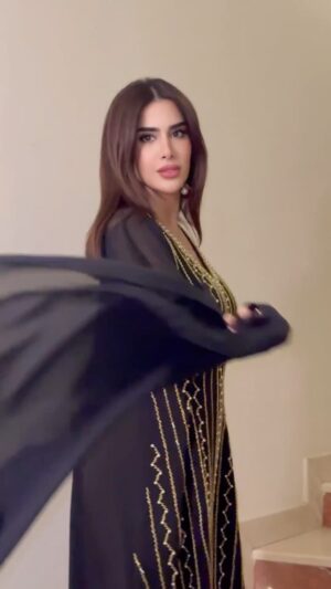 Shahad Al Khattab Instagram - لو تقدر تعد المطر 
بتعرف احبك وشكثر 🖤

جلابيتي الحلوه من @thabiani_collection