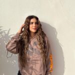 Shahad Al Khattab Instagram - بحياتي ماتخيلت اكدر اسوي هالگد ستايلات بشعري واني حاطه اكستنشن 😍 اي ستايل تفضلون عليه؟ احلى واقوى ice hair extensions ماتبين اببببببد شلون مارفعتي شعرج من الحب @alaa_alruqti 🔥ونوعيتها خياااال
