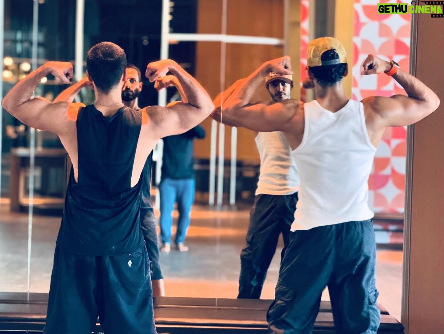 Shahid Kapoor Instagram - Brothers in arms !! #sundayworkout
