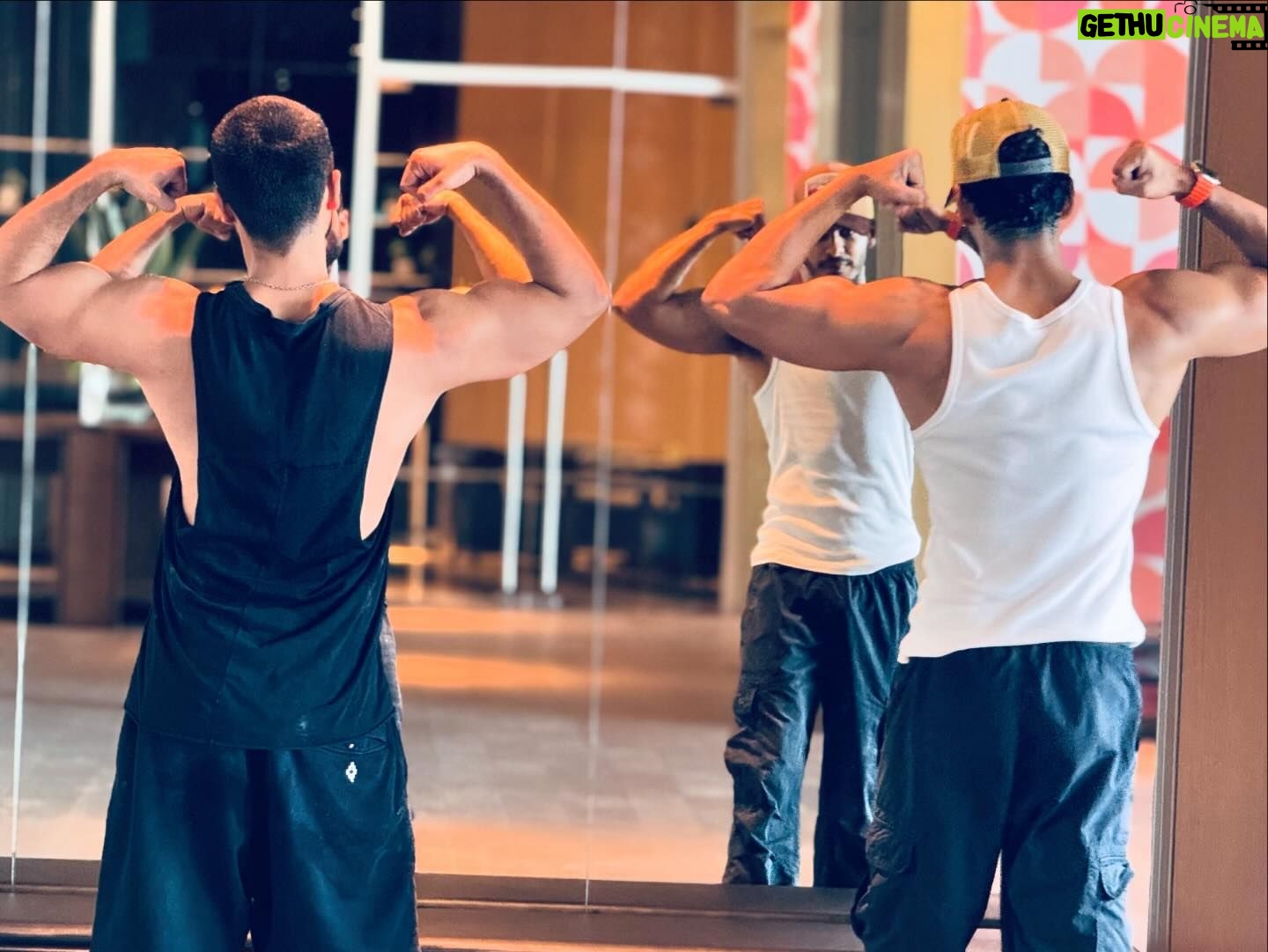 Shahid Kapoor Instagram - Brothers in arms !! #sundayworkout