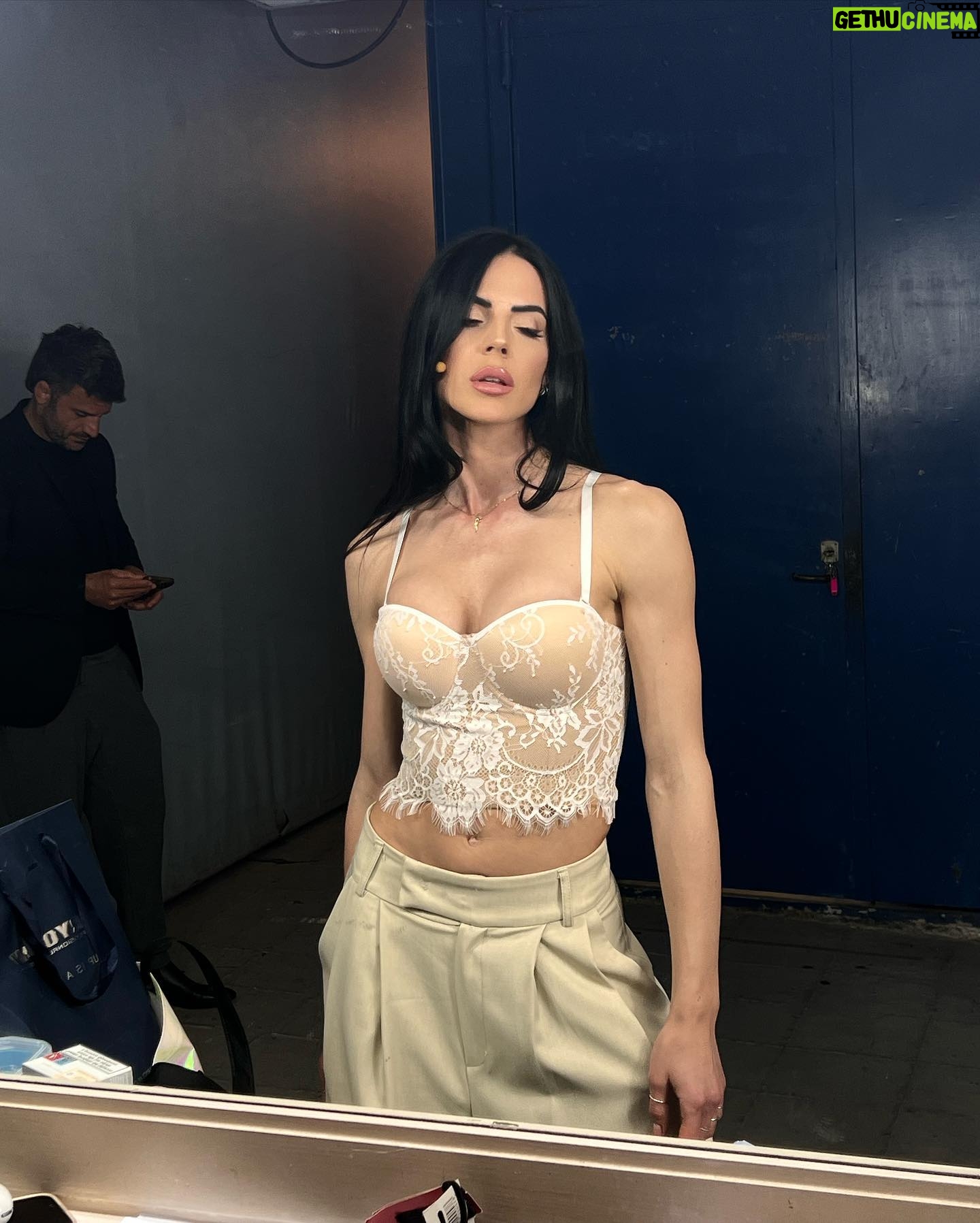 Shaila Gatta Instagram - Il backstage è , da sempre, la mia collezione preferita! ♥️ @snapofficial_ Grazie al mio team che in queste puntate ha tenuto cura del mio look in modo impeccabile! Make-up🫦 @francescorivafashionmakeup Hairstyle 💇🏻♀️ @luca25sacconi