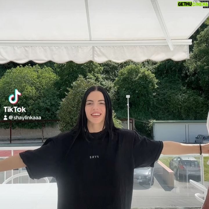 Shaila Gatta Instagram - DOMANI, martedì 7 maggio alle ore 20:50 canale 21, andrà in onda l’ULTIMA puntata di @snapofficial_ ! 🥹♥️ Mi sento onorata, fortunata e tanto orgogliosa di aver contribuito alla nascita di questa nuova creatura. I nuovi progetti sono come dei bambini, ed ognuno di noi ha curato questo bambino con dolcezza, dedizione e sogno. Sognare è l’energia che smuove mari e Monti e se lo facciamo insieme ha il potere di creare grandi cose. Grazie a tutto il cast di snap per avermi donato giorni di risate, leggerezza, apprendimento, amore. Mi mancherete tanto. Mi avete insegnato che l’unione fa la forza ma soprattutto che è l’amore l’uno per l’altro a rendere questa forza indissolubile. Grazie a tutta la produzione, a canale 21, al mio agente Giuliano che crede profondamente in me come ci credo io, e grazie al mio autore @francescoburzo per avermi insegnato così tante cose che non ricucirei a scriverle tutte. Grazie Franci per avermi raffinata, limata e modellata, per aver curato quel diamante ancora grezzo. GRAZIE SNAP per aver scelto me. Grazie per aver dato vita e inizio al mio grande sogno, quello della conduzione. ♥️