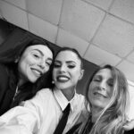 Shaila Gatta Instagram - DOMANI, martedì 7 maggio alle ore 20:50 canale 21, andrà in onda l’ULTIMA puntata di @snapofficial_ ! 🥹♥️ Mi sento onorata, fortunata e tanto orgogliosa di aver contribuito alla nascita di questa nuova creatura. I nuovi progetti sono come dei bambini, ed ognuno di noi ha curato questo bambino con dolcezza, dedizione e sogno. Sognare è l’energia che smuove mari e Monti e se lo facciamo insieme ha il potere di creare grandi cose. Grazie a tutto il cast di snap per avermi donato giorni di risate, leggerezza, apprendimento, amore. Mi mancherete tanto. Mi avete insegnato che l’unione fa la forza ma soprattutto che è l’amore l’uno per l’altro a rendere questa forza indissolubile. Grazie a tutta la produzione, a canale 21, al mio agente Giuliano che crede profondamente in me come ci credo io, e grazie al mio autore @francescoburzo per avermi insegnato così tante cose che non ricucirei a scriverle tutte. Grazie Franci per avermi raffinata, limata e modellata, per aver curato quel diamante ancora grezzo. GRAZIE SNAP per aver scelto me. Grazie per aver dato vita e inizio al mio grande sogno, quello della conduzione. ♥️